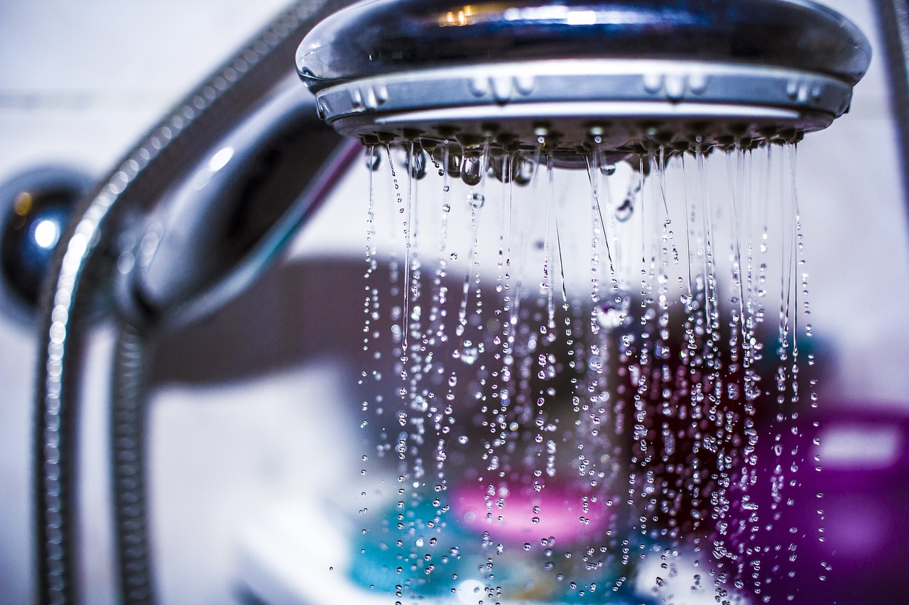 Ciepła woda w domu jednorodzinnym – jakie urządzenia są ważne