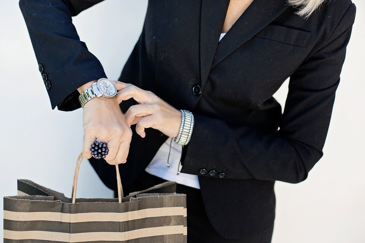 Jaki zegarek jest lepszy dla kobiet – na pasku czy bransolecie?