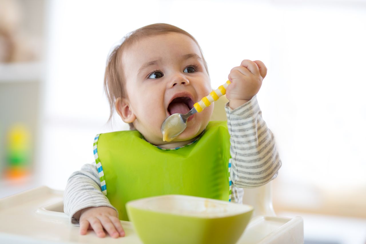 Jak wybrać naczynia, które będą odpowiednie dla małego dziecka?