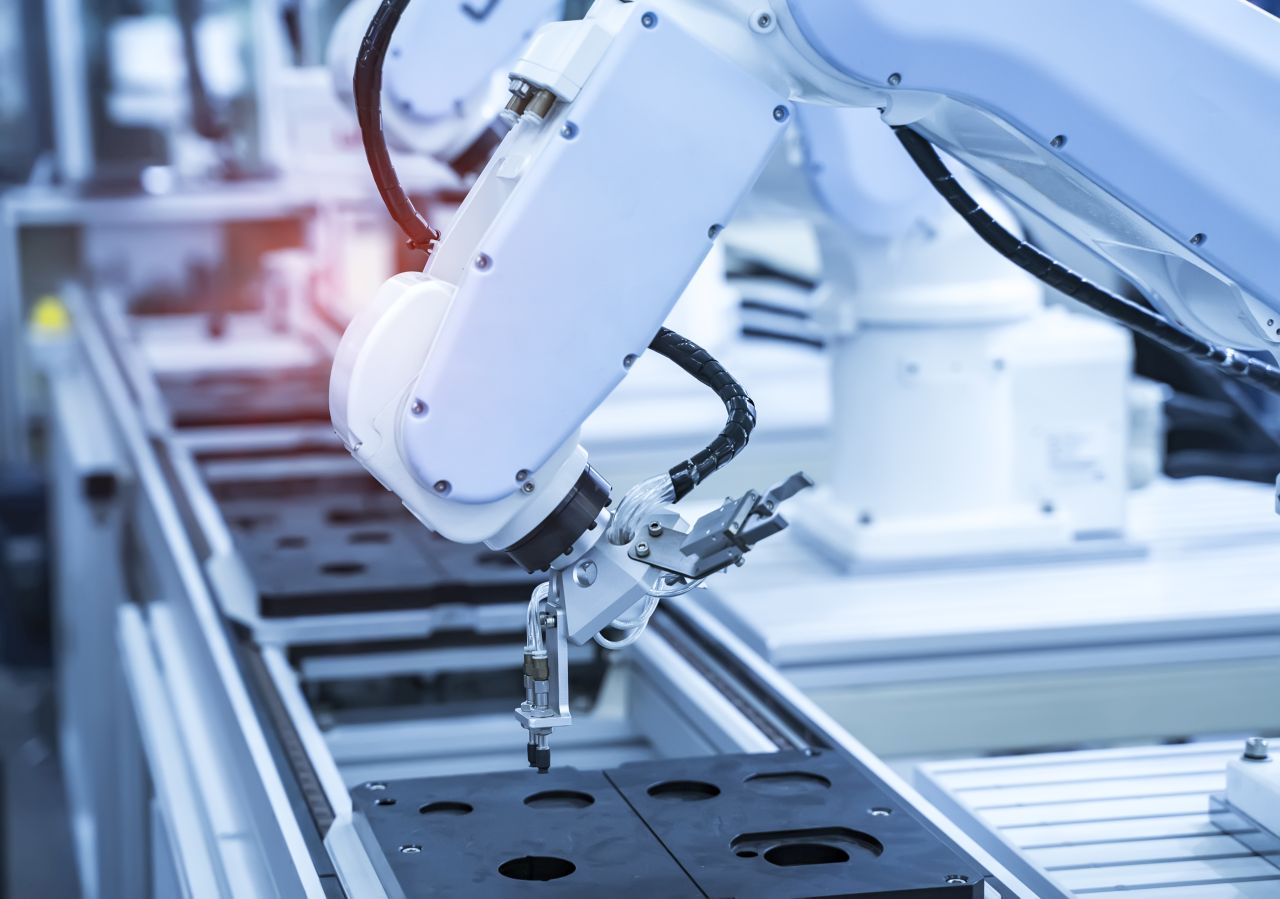 Za pomocą jakich rozwiązań dokonuje się automatyzacji produkcji w zakładach przemysłowych?