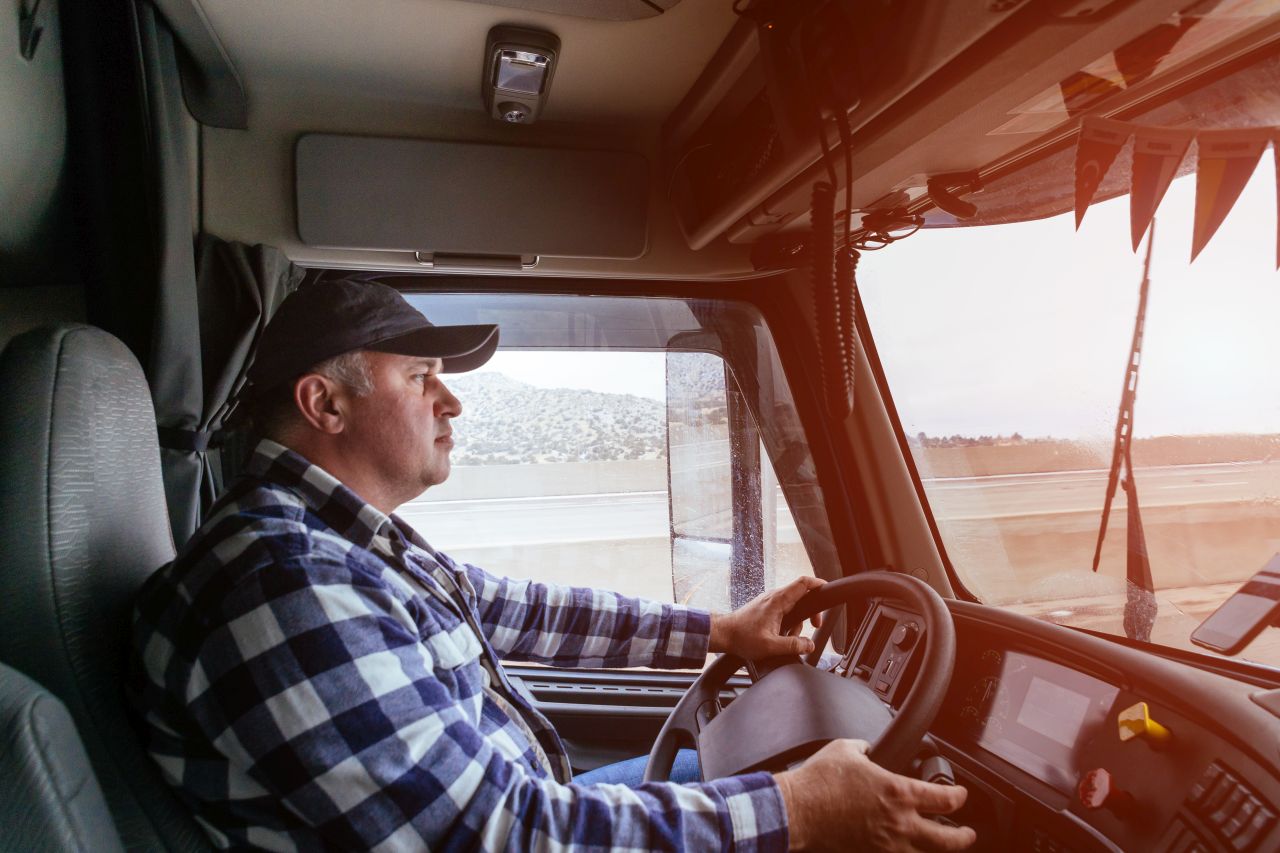 Kierowca ciężarówki – jakie badania musi mieć wykonane przed wyruszeniem w pierwszą trasę?