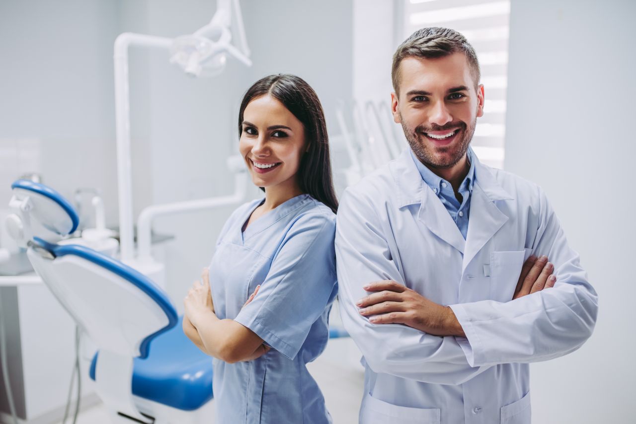 Ortodonta czy stomatolog – jak dobrać odpowiedniego specjalistę do swojego problemu?