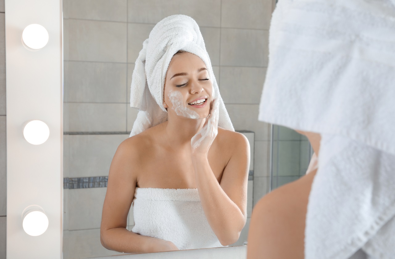 Pielęgnacja skóry twarzy – jakiego typu kosmetyki mogą w tym pomóc