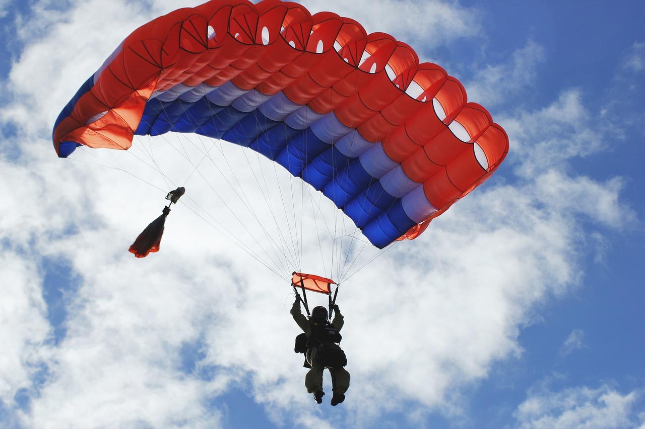 W jaki sposób można nauczyć się skakania ze spadochronem?