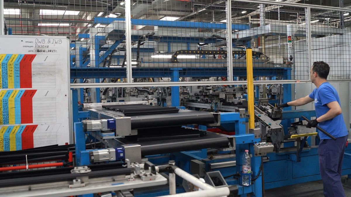 W jakim celu smaruje się w fabrykach niektóre elementy maszyn?