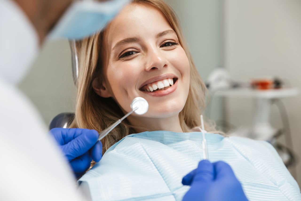 Jakie zabiegi dentystyczne pomogą w uzyskaniu białych i pięknych zębów?