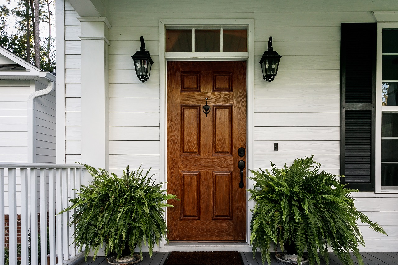 Klamki do drzwi zewnętrznych – czym różnią się od tych stosowanych wewnątrz domu?