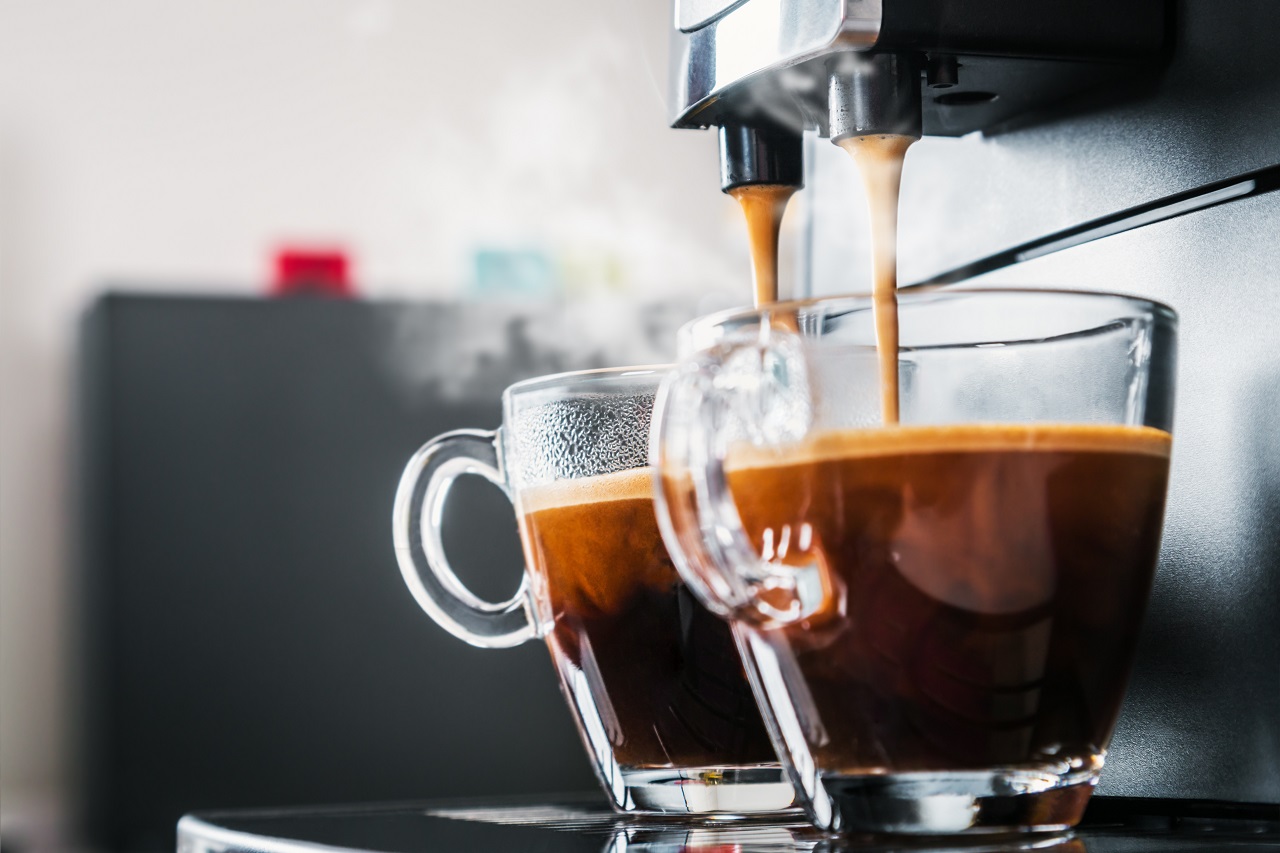 Ekspres ciśnieniowy do kawy – czym różni się od zwykłej kawiarki?