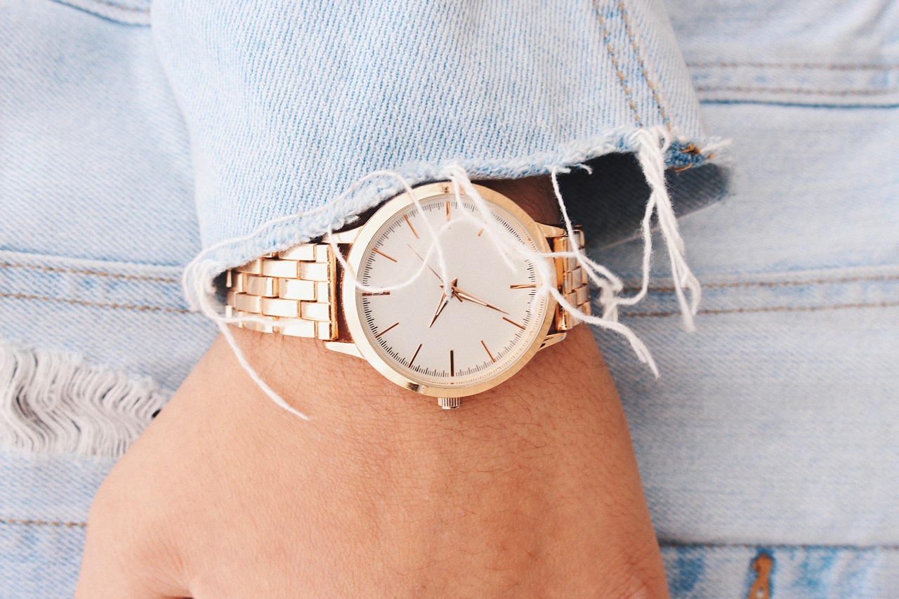 Damskie zegarki na bransolecie – do czego można je założyć?