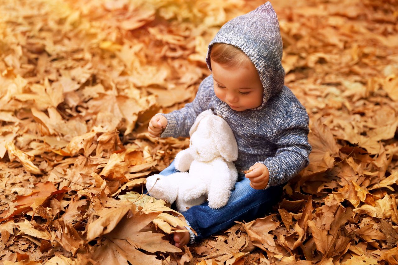 Jak dziecko powinno się ubierać w okresie jesiennym?