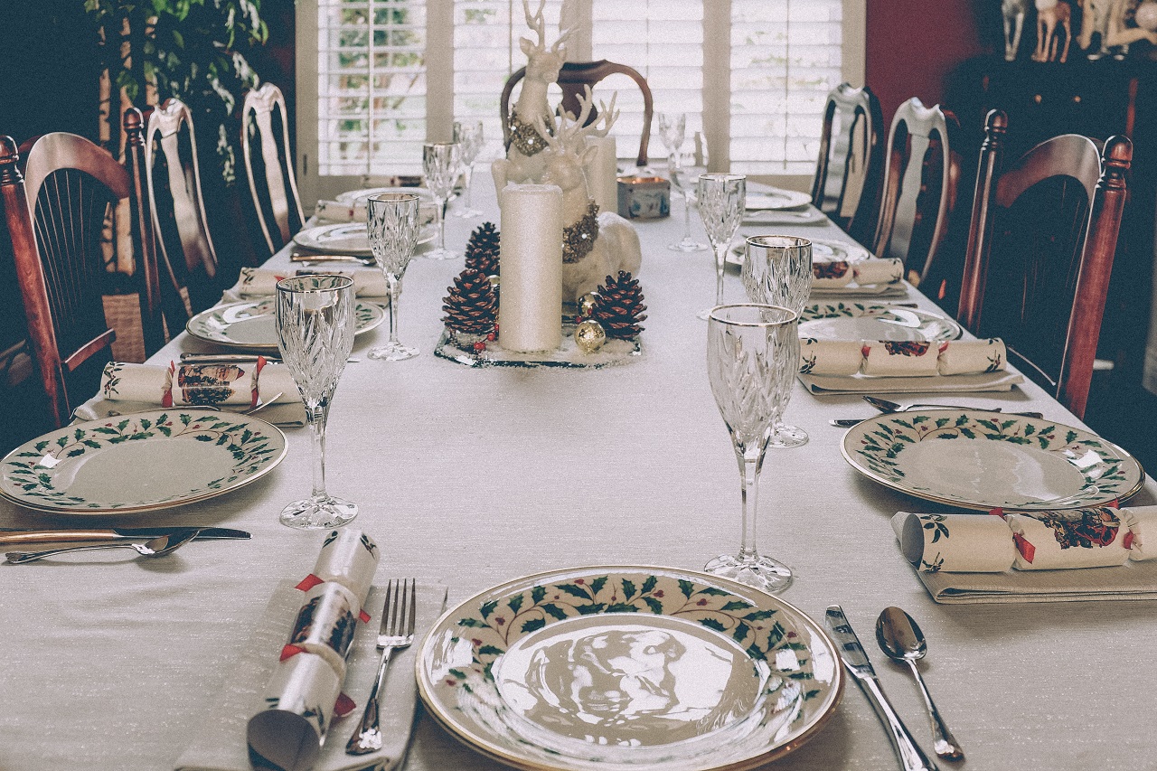 Jak przygotować stół na imprezę okolicznościową?