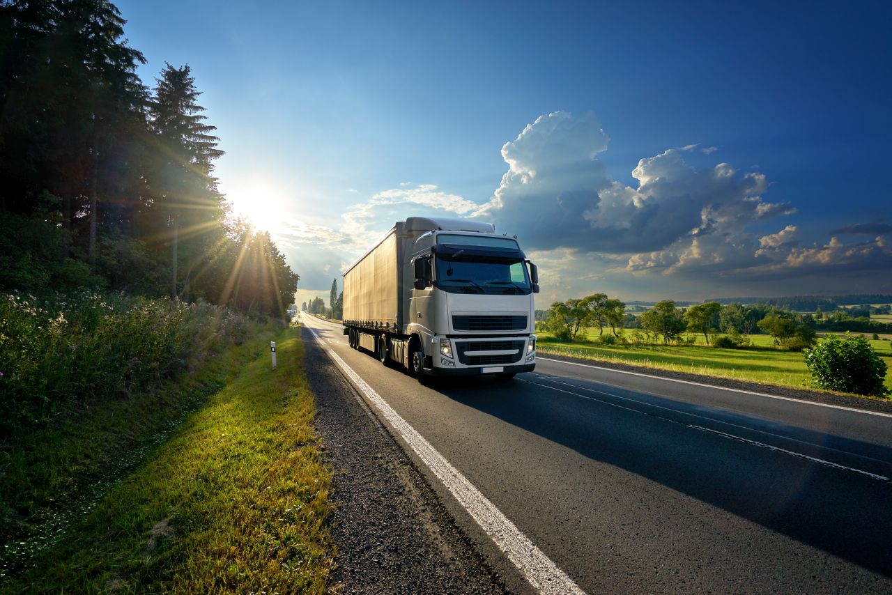 Transport ciężarowy – przewóz maszyn i materiałów budowlanych