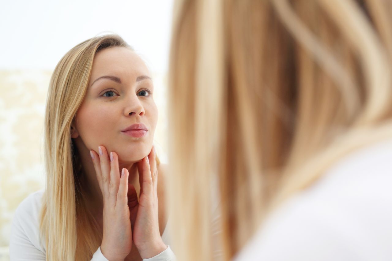 Przy użyciu jakich kosmetyków, dokonuje się pielęgnacji skóry?