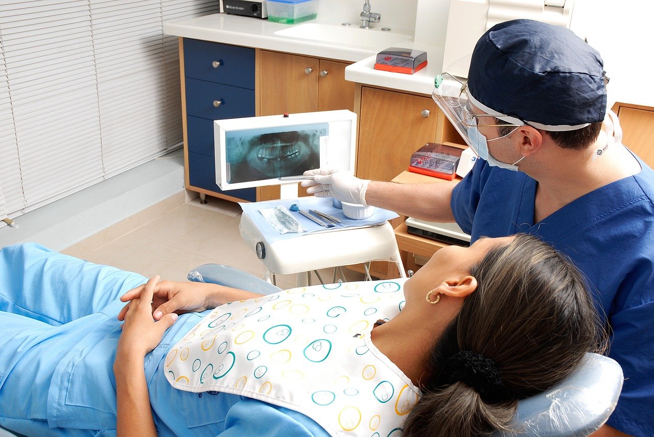 Jakie działania oferowane są przez specjalistyczne gabinety stomatologiczne?
