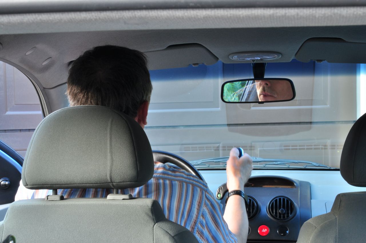 Bezpieczna jazda samochodem – Na co zwracać uwagę na drodze?