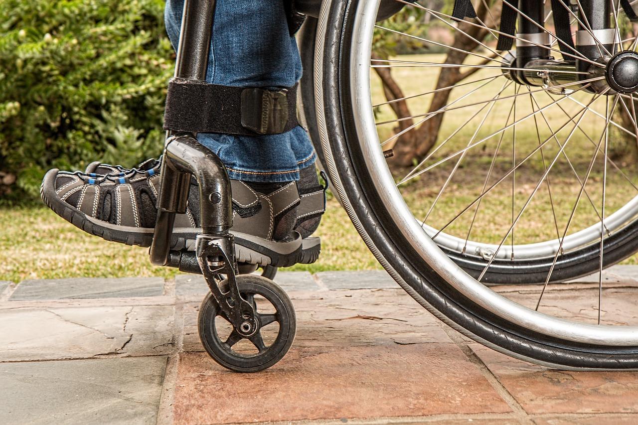 Wózek inwalidzki elektryczny – jakie ma plusy?