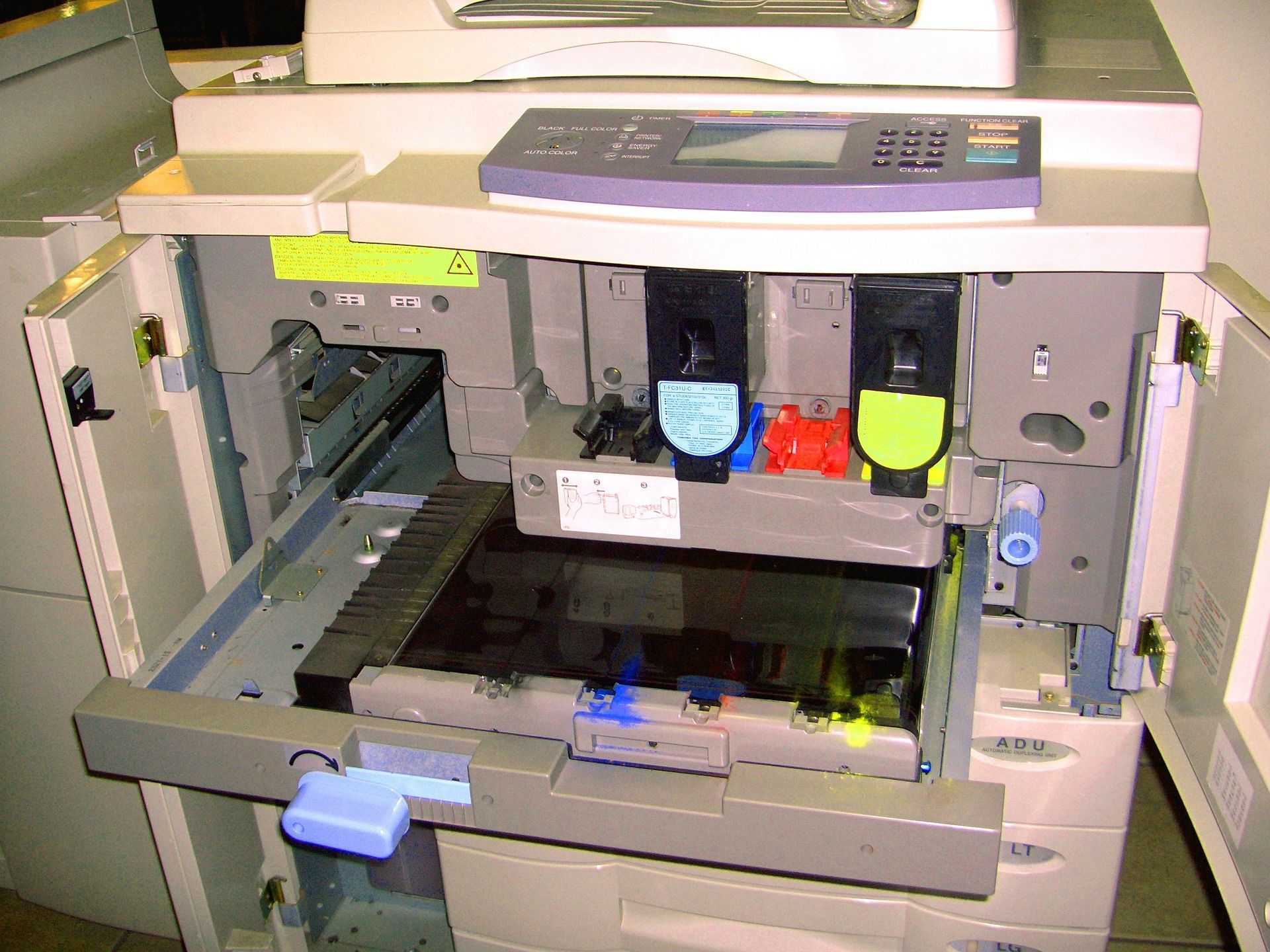 Jakie wyposażenie należy zakupić wraz z drukarką?